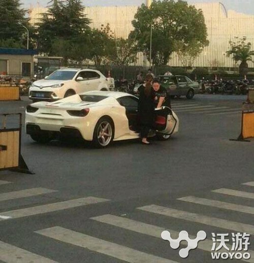 lol骚猪PDD买的哪款法拉利?PDD新豪车法拉利488多少钱 挣钱 上路 联盟 回馈 粉丝 超越 pd 好好的 主播 豪车 lol 骚猪 新闻资讯 第1张 lol骚猪PDD买的哪款法拉利?PDD新豪车法拉利488多少钱 挣钱 上路 联盟 回馈 粉丝 超越 pd 好好的 主播 豪车 lol 骚猪 新闻资讯 第1张