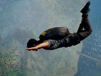 绝地求生开局跳伞有哪些技巧？最佳跳伞攻略详情解析！ 刷车 上都 三人 看好 第一波 第三人称 基地 岛内 辐射 飞行 大逃杀 大城市 绝地求生大逃杀 航线 开局 飞机 跳伞 新闻资讯  第1张