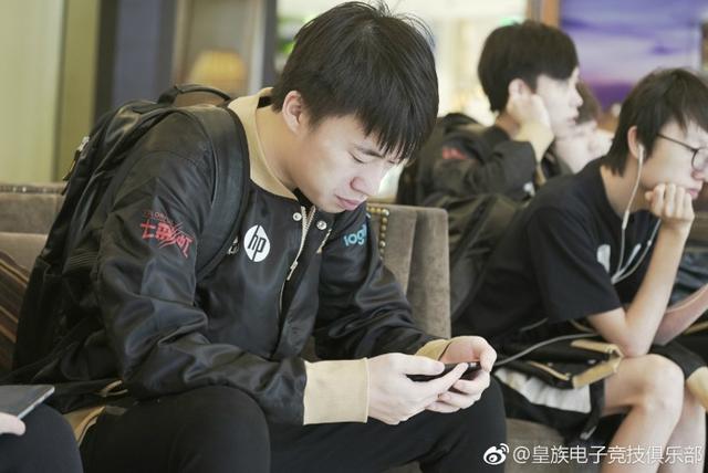 LOL皇族战队小虎中单日记曝光 网友称要众筹给兮夜一本 打的 比赛 爆料 夜一 皇族战队 众筹 多看 曝光 中单 日记 新闻资讯 第1张 LOL皇族战队小虎中单日记曝光 网友称要众筹给兮夜一本 打的 比赛 爆料 夜一 皇族战队 众筹 多看 曝光 中单 日记 新闻资讯 第1张