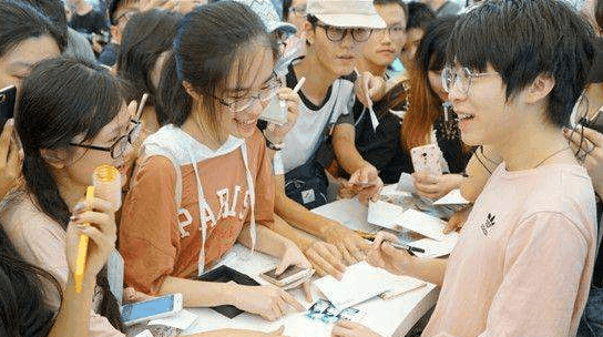 王者荣耀张大仙为什么人气依旧？ 嗨氏为什么没有大仙火？ 性格 幽默 11月1 美女 玩游戏 风格 主播 王者荣耀 灰灰 嗨氏 新闻资讯  第2张