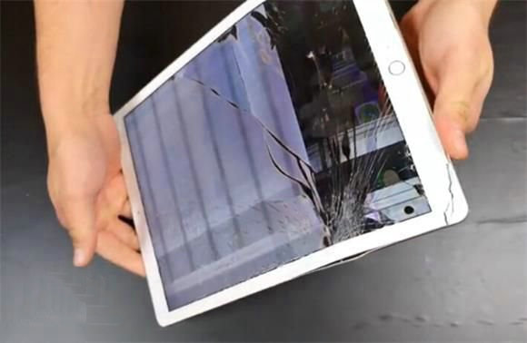 苹果iPad Pro掰弯测试最后还是没抗住 土豪 电脑 土豪网 pad ipa 苹果公司 ipad 11月1 苹果ipad 苹果 新闻资讯  第1张