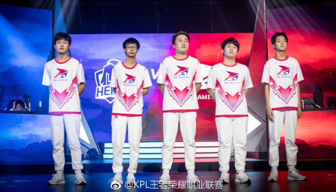KPL秋季赛：猫神重回eStar水土不服？1500万买顶级中单却被吊打！ 王者荣耀 比赛 观众 粉丝 最高 水土不服 中单 秋季赛 猫神 ar 新闻资讯  第1张